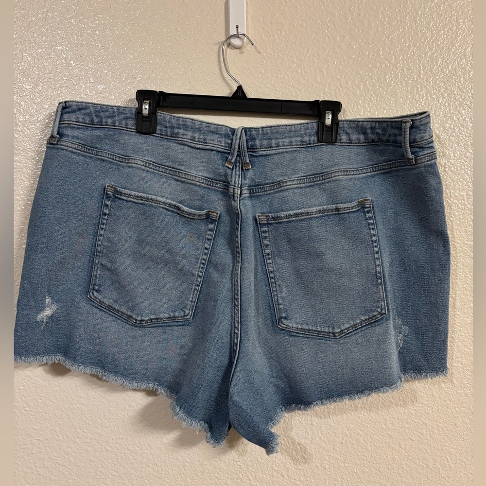 GOOD AMERICAN Plus size Denim Shorts - Picture 3 of 7